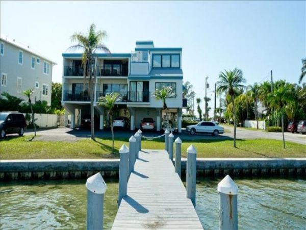 Bayfront condo 300 feet to Gulf of Mexico Beach