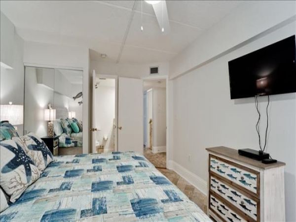 Bayfront condo 300 feet to Gulf of Mexico Beach