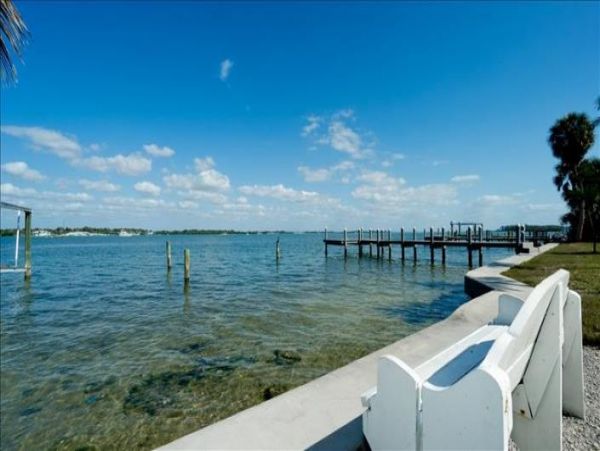 Bayfront condo 300 feet to Gulf of Mexico Beach