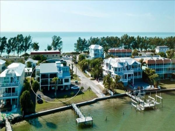 Bayfront condo 300 feet to Gulf of Mexico Beach