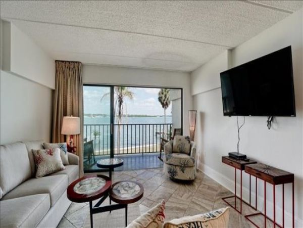 Bayfront condo 300 feet to Gulf of Mexico Beach