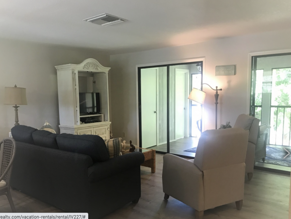 Walk to Beach Vacation Condo 2 bedrooms Holmes Beach