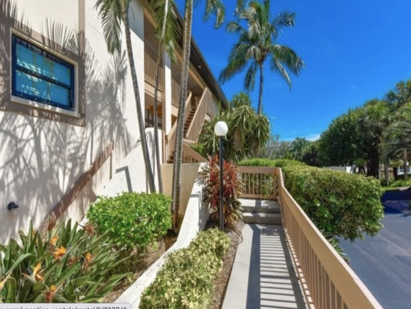 Walk to Beach Vacation Condo 2 bedrooms Holmes Beach
