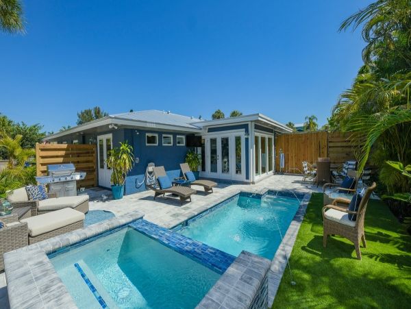 Holmes Beach 3 Bedroom Vacation Duplex With Pool & Spa