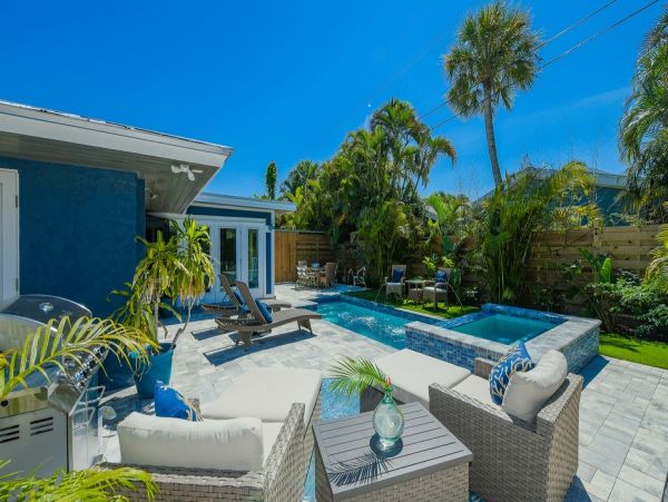 Holmes Beach 3 Bedroom Vacation Duplex With Pool & Spa
