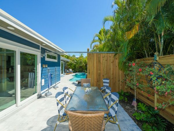 Holmes Beach 3 Bedroom Vacation Duplex With Pool & Spa