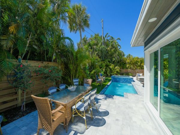Holmes Beach 3 Bedroom Vacation Duplex With Pool & Spa