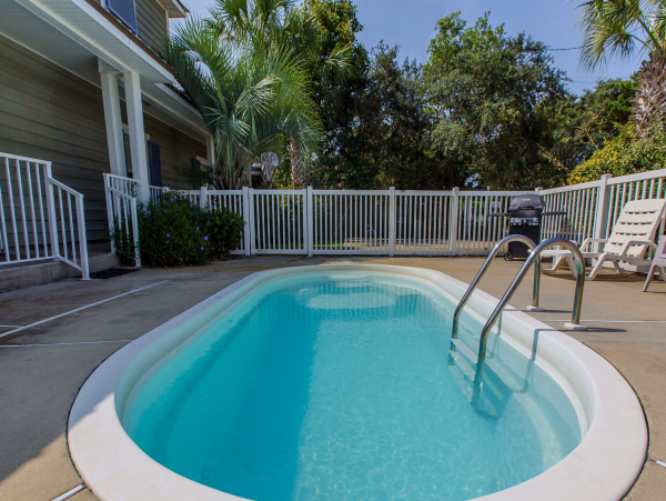 3 Bedroom Vacation Home with pool, 5 min walk to Beach