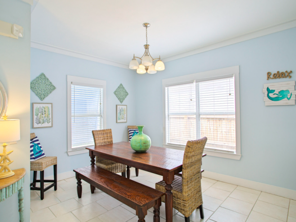 3 Bedroom Vacation Home with pool, 5 min walk to Beach