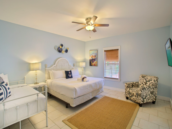 3 Bedroom Vacation Home with pool, 5 min walk to Beach