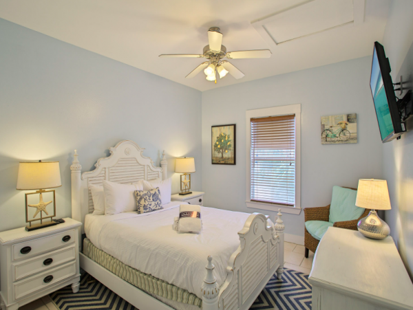 3 Bedroom Vacation Home with pool, 5 min walk to Beach