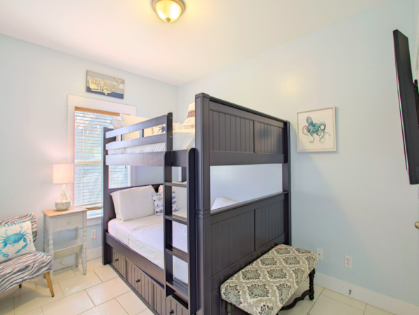 3 Bedroom Vacation Home with pool, 5 min walk to Beach