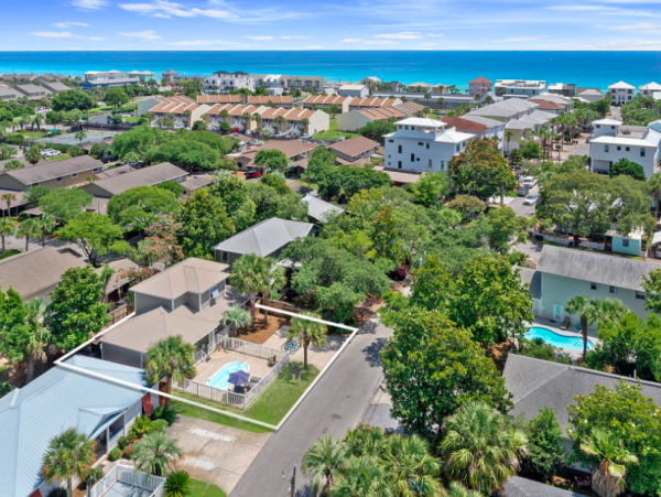 3 Bedroom Vacation Home with pool, 5 min walk to Beach