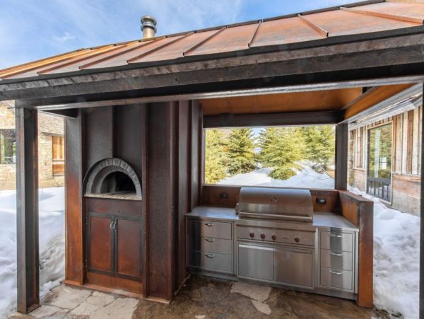 Built in grill Please note that the pizza oven is not available for guest use