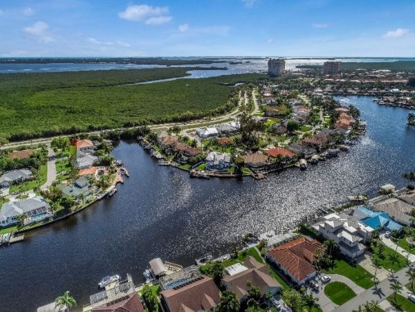 Canal View Cape Coral Vacation Home Caged Pool Sleeps 8
