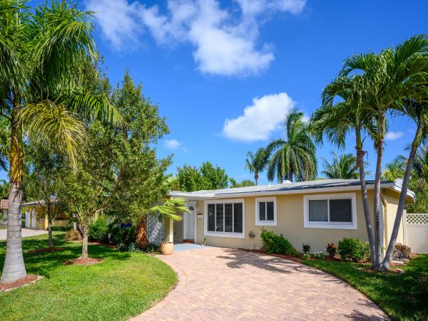 Pompano Beach 3 Bedroom Canal Front Vacation Pool Home