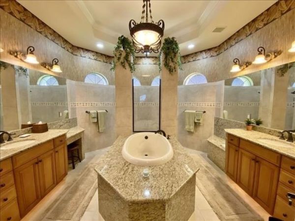 Caged Pool Marco Island Vacation Home With Three Bedrooms