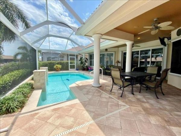 Caged Pool Marco Island Vacation Home With Three Bedrooms