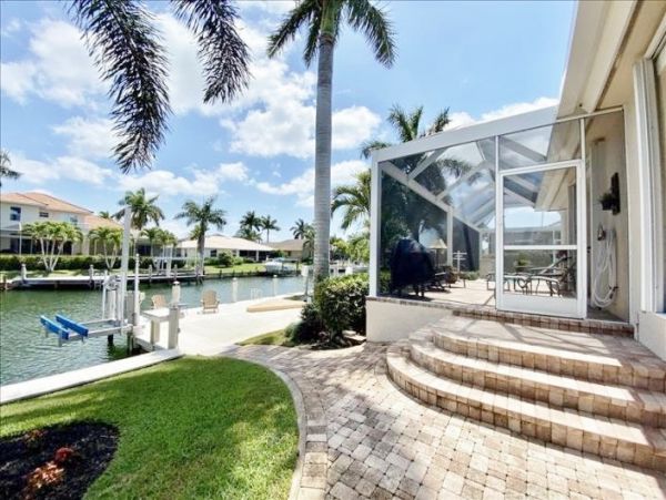 Caged Pool Marco Island Vacation Home With Three Bedrooms