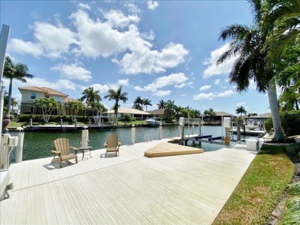 Caged Pool Marco Island Vacation Home With Three Bedrooms
