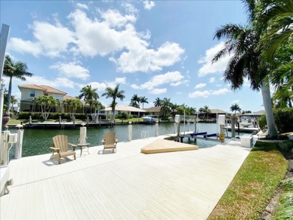 Caged Pool Marco Island Vacation Home With Three Bedrooms
