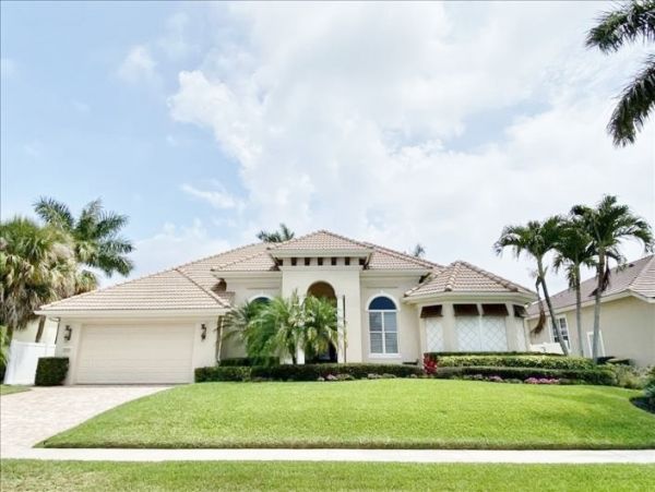 Caged Pool Marco Island Vacation Home With Three Bedrooms