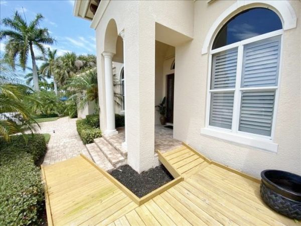 Caged Pool Marco Island Vacation Home With Three Bedrooms