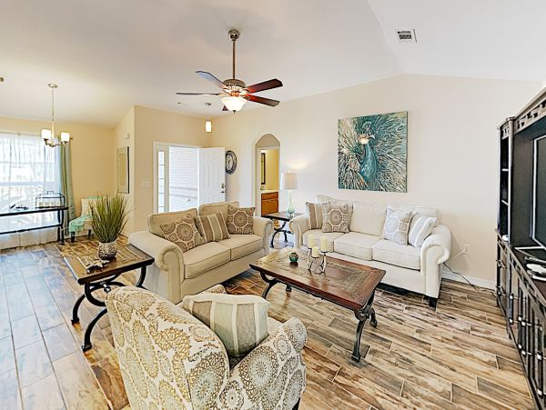 Navarre Beautiful Vacation Home Drive to Beach Sleeps 8