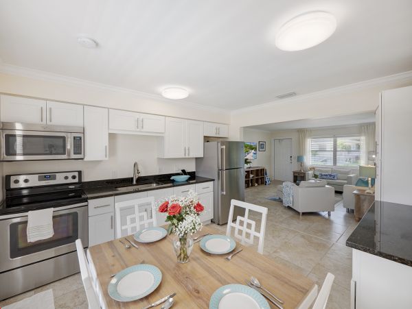 Beautiful 2 Bedroom Fourplex with Communal Pool & Hot Tub