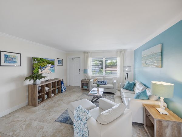 Beautiful 2 Bedroom Fourplex with Communal Pool & Hot Tub