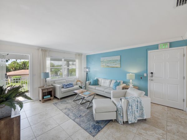 Beautiful 2 Bedroom Fourplex with Communal Pool & Hot Tub