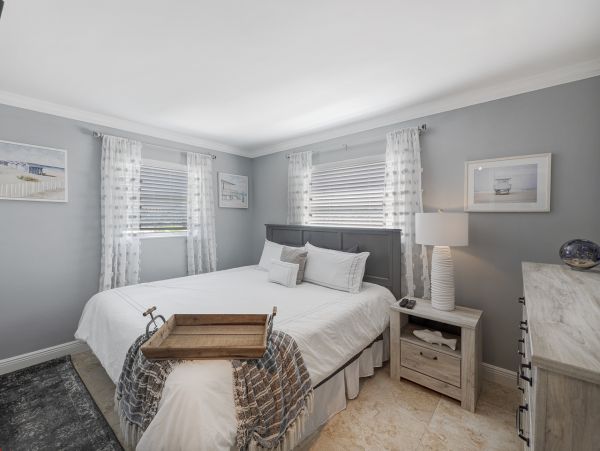 Beautiful 2 Bedroom Fourplex with Communal Pool & Hot Tub