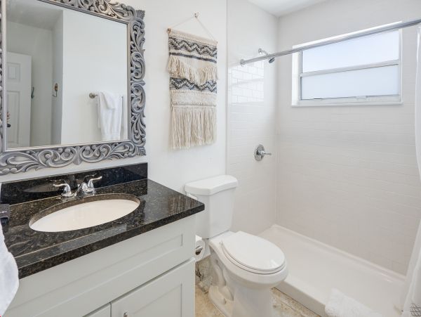 Beautiful 2 Bedroom Fourplex with Communal Pool & Hot Tub