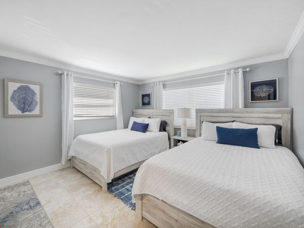 Beautiful 2 Bedroom Fourplex with Communal Pool & Hot Tub
