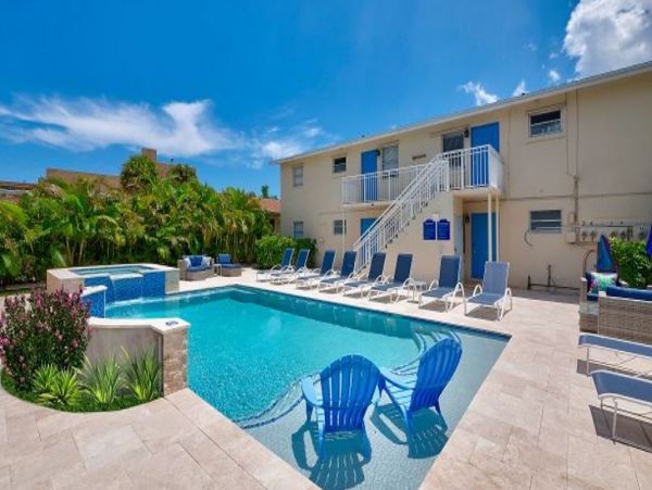 Beautiful 2 Bedroom Fourplex with Communal Pool & Hot Tub