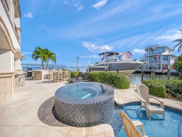 Anna Maria Island Waterfront Vacation Rental - Holmes Beach Luxury Getaway