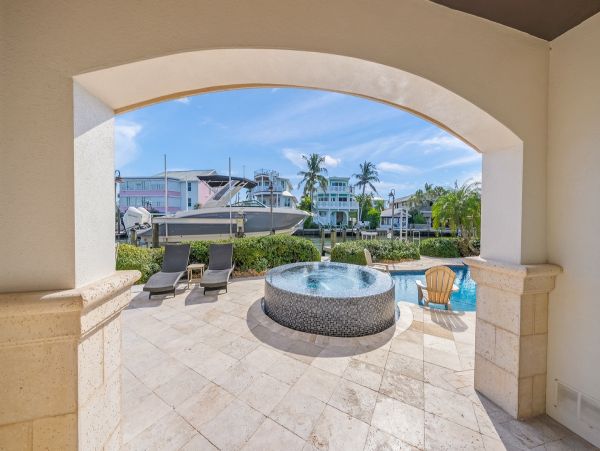 Anna Maria Island Waterfront Vacation Rental - Holmes Beach Luxury Getaway