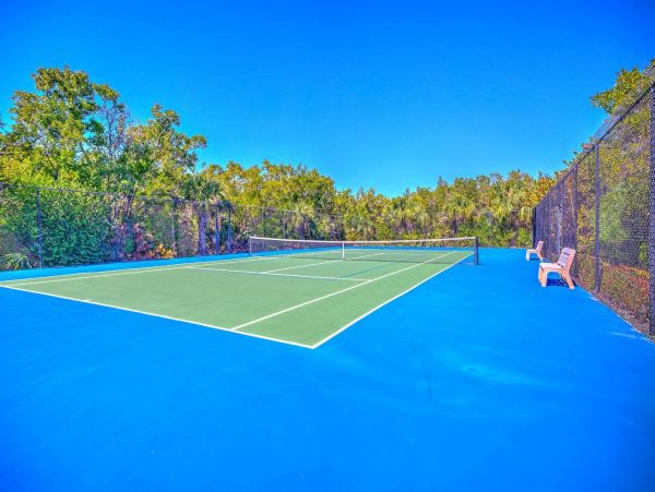 Cozy Vacation Condo in Sanibel Located On Beach With Pool