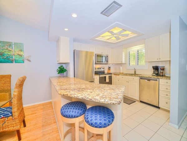 Cozy Vacation Condo in Sanibel Located On Beach With Pool