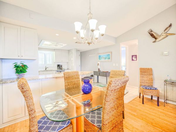 Cozy Vacation Condo in Sanibel Located On Beach With Pool