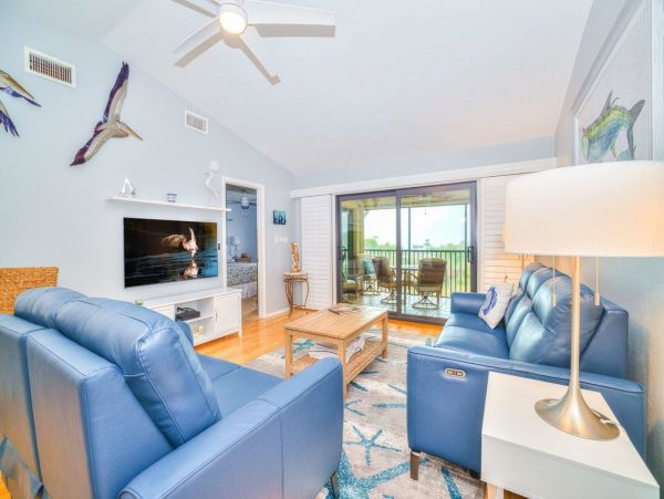 Cozy Vacation Condo in Sanibel Located On Beach With Pool