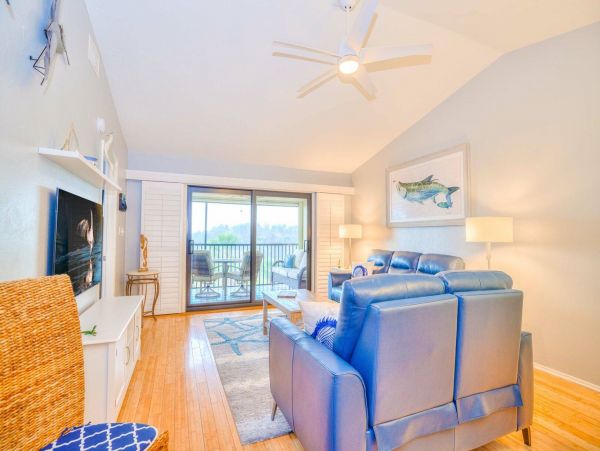 Cozy Vacation Condo in Sanibel Located On Beach With Pool