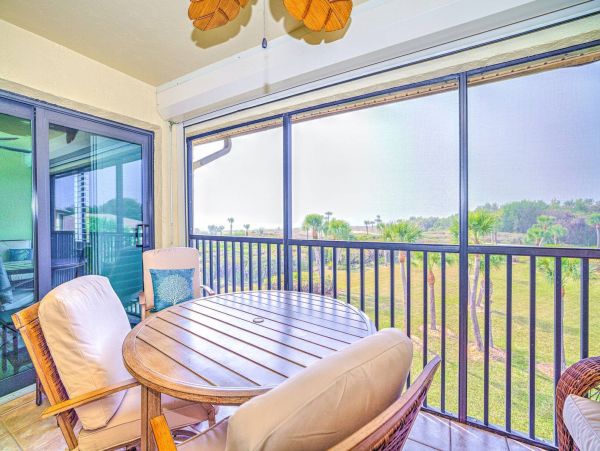 Cozy Vacation Condo in Sanibel Located On Beach With Pool