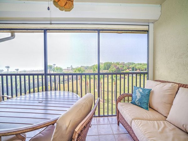 Cozy Vacation Condo in Sanibel Located On Beach With Pool