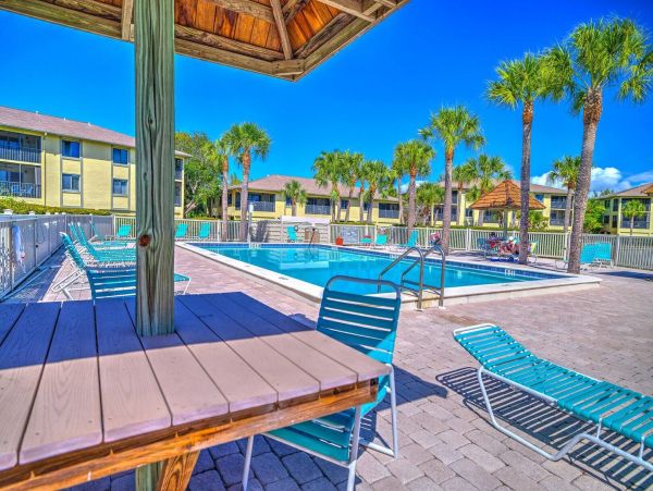 Cozy Vacation Condo in Sanibel Located On Beach With Pool