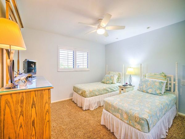Cozy Vacation Condo in Sanibel Located On Beach With Pool