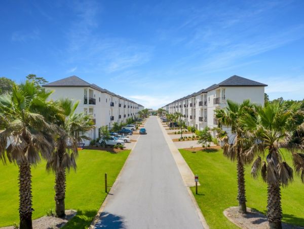 Beautiful Five Bedroom Miramar Beach Home with Communal Pool