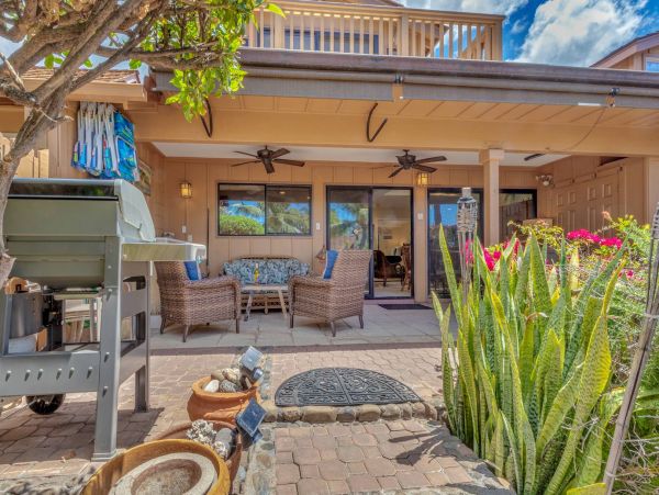 Short Walk to Beach Lahaina Vacation Condo One Bedroom