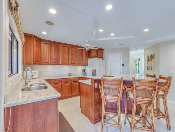 Short Walk to Beach Lahaina Vacation Condo One Bedroom