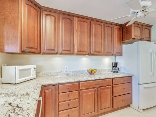 Short Walk to Beach Lahaina Vacation Condo One Bedroom